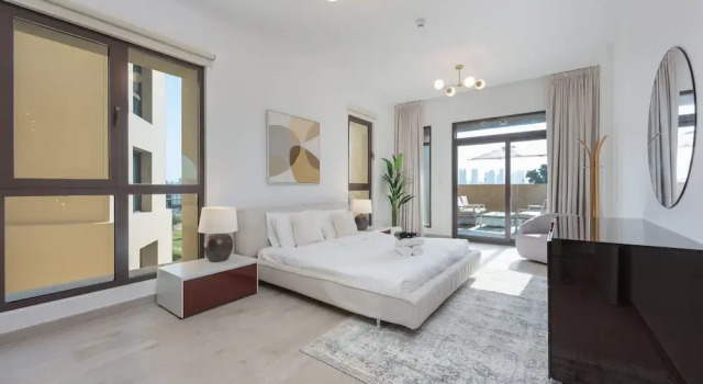Bright Airy 1BR in Asayel 2 - Fits 4 Comfortably, Забронировать Апартаменты/квартира Джумейра , рядом с Торговый центр Эмиратов