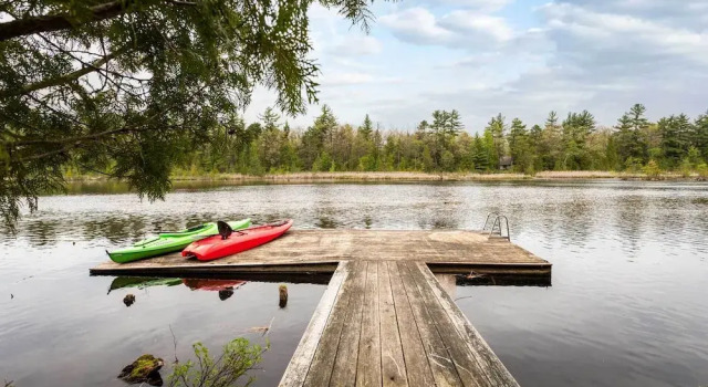 Коттедж с 3 комнатами с балконом Luxe Riverfront Lodge: Group Wine and Ski Retreats
