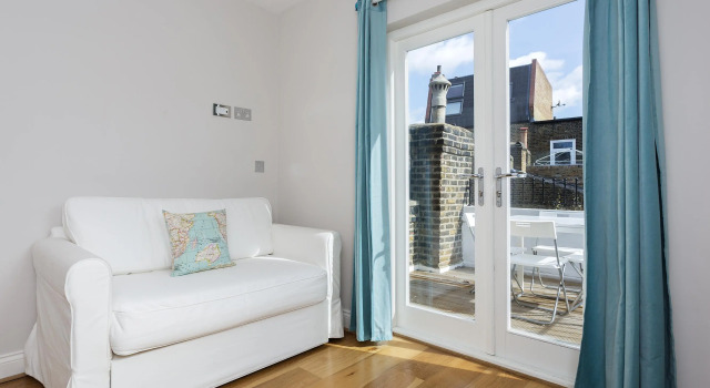 Veeve  2 Bed Flat On Fulham Palace Road Fulham, Забронировать Отель Лондон Большой Лондон, рядом с Roman Black Gallery