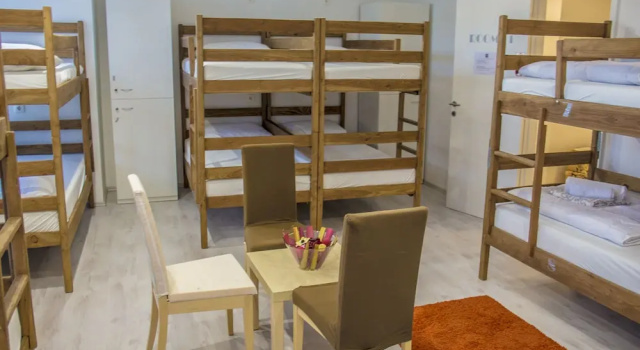Кровать в общем номере с красивым видом из окна Hostel Poolside