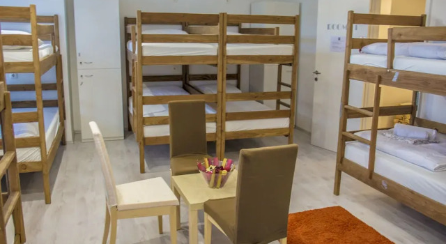 Кровать в общем номере с видом на горы Hostel Poolside