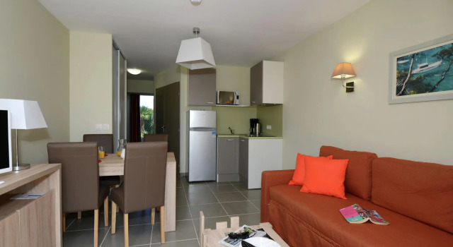 Cozy holiday home with terrace surrounded by vineyards, Book Hotel Hotels in Aude with a Pool, Swimming Pool