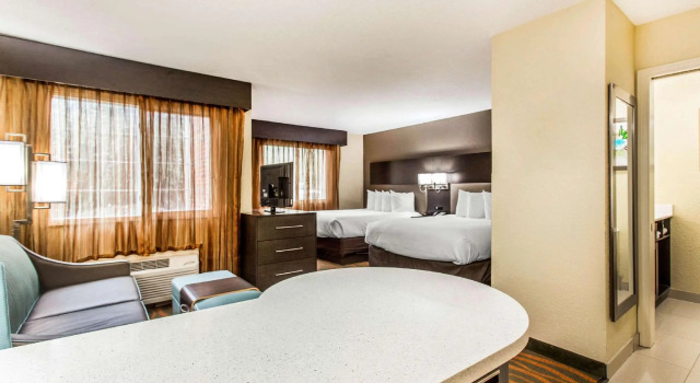 Четырёхместный номер Standard MainStay Suites Greenville Airport