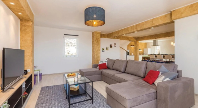 Nice Home in Lukovo with Hot Tub, WiFi & 4 Bedrooms, Rezerwuj Hotel  
