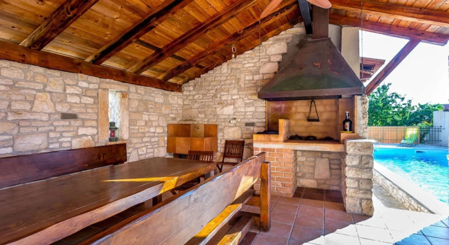 Коттедж Rustic Holiday Home With Private Pool in the Center of Medulin Near the Beach