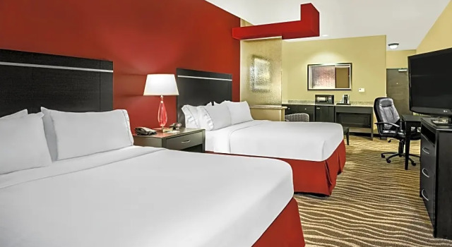 Четырёхместный люкс c 1 комнатой Holiday Inn Express & Suites Cotulla by IHG