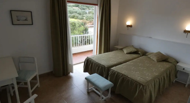 Двухместный номер Economy с видом на сад Hostal Port Fornells