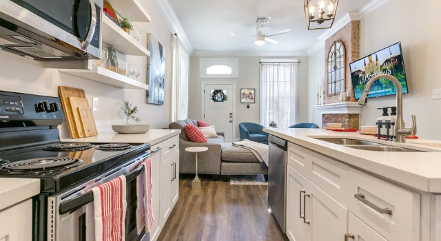 Коттедж Hosteeva 3BR Steps to St. Charles Ave