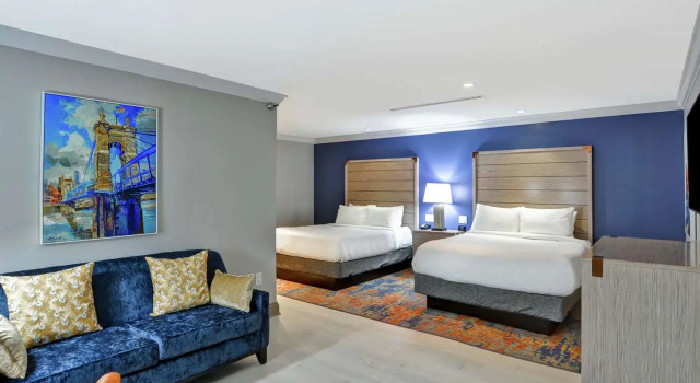 Четырёхместный номер Premium The Cincinnatian Curio Collection by Hilton