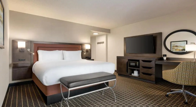Номер Standard с балконом Hampton Inn & Suites Greenville-Downtown-Riverplace