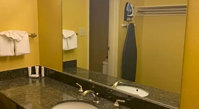 Номер Standard Ramada by Wyndham West Sacramento Hotel and Suites