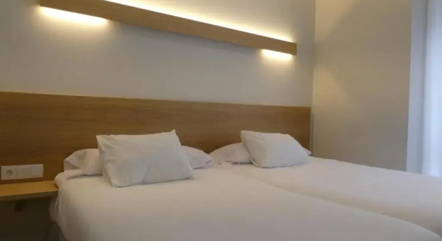 Plaza Pombo B&B - Hostal, Забронировать Отель «постель и завтрак» Сантандер Cantabria Coast, рядом с Музей модернистского и современного искусства Сантандера и Кантабрии