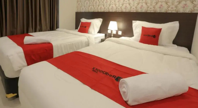 Standaard Tweepersoonskamer RedDoorz Plus near Solo Paragon Mall