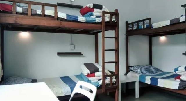 Кровать в общем номере (мужской номер) Ningbo Ivory Guest Youth Hostel