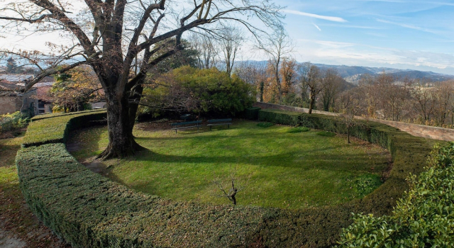 Charming Castle Stay, Robella, Buchen Sie Ferienwohnung Cortanze Montferrat