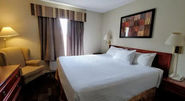 Люкс Deluxe Travelodge by Wyndham Stony Plain