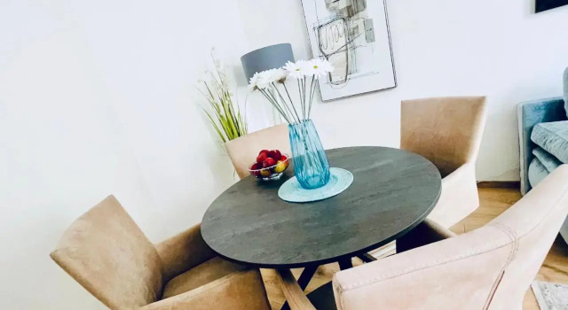 Colorful & Quiet Apartment in Beautiful Viennese Building