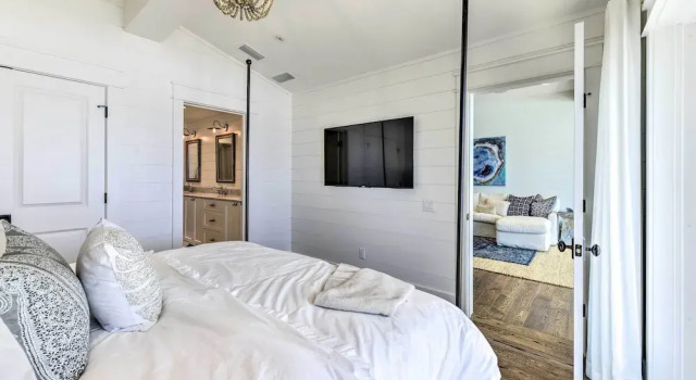 Luxe, Beachfront PCB Home w/ Decks & Grill!, Book Feriehus Hoteller i Lower Grand Lagoon med parkering, Parkering
