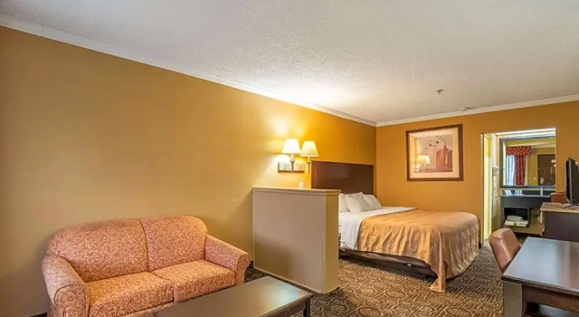 Номер Standard с балконом Quality Inn & Suites Ft. Jackson Maingate