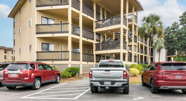 Pool, Spa & Dining: Beach Condo in Hilton Head!
