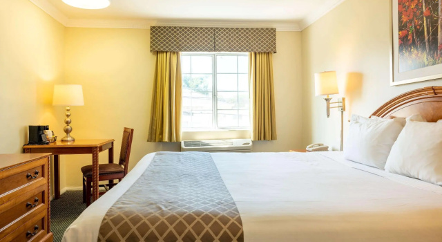 Двухместный номер Standard Days Inn by Wyndham Santa Monica