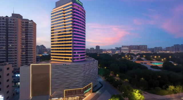 Holiday Inn Yiwu Center by IHG, Забронировать Отель Бизнес-отели Иу, рядом с Yiwu Ocean World, 4* 5*