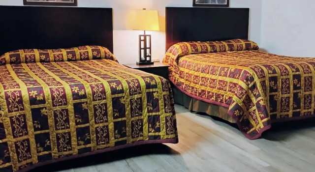 Двухместный номер Standard с балконом Budget Inn & Suites -Rates from 49 Dollars Only Super-Ice Cold,Comfortable Peaceful Rooms- Door-to-Door Lit Parking & Lowest Price plus HBO Max,Spanish TV, Internet free