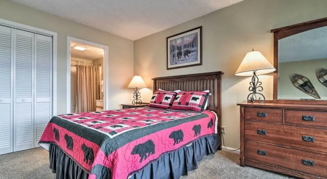 Апартаменты с 2 комнатами 1 Mi to Granby Ranch: Cozy Condo w/ Fireplace