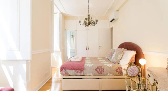 Chiado Deluxe Gem 4bdr Amazing apartment, Забронировать Апартаменты/квартира Отели Лиссабона с парковкой, рядом с Money Museum, Парковка