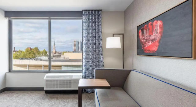 Люкс с видом на воду Hampton Inn & Suites Fort Wayne Downtown