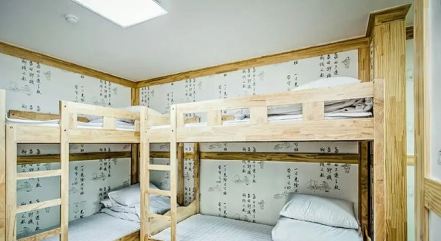 Кровать в общем номере (мужской номер) Kirin Guesthouse - Hostel