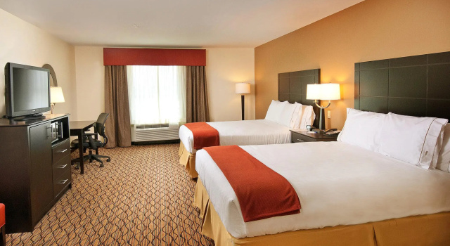 Четырёхместный номер Standard Holiday Inn Express Hotel and Suites Pearsall by IHG