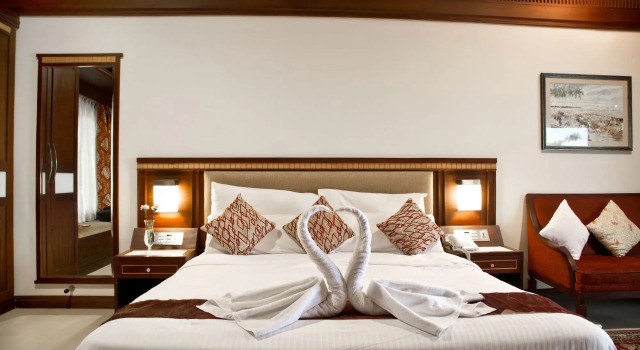 Lake Palace Resort, Rezerwuj Hotel Hotele w Alappuzha z basenem, Basen