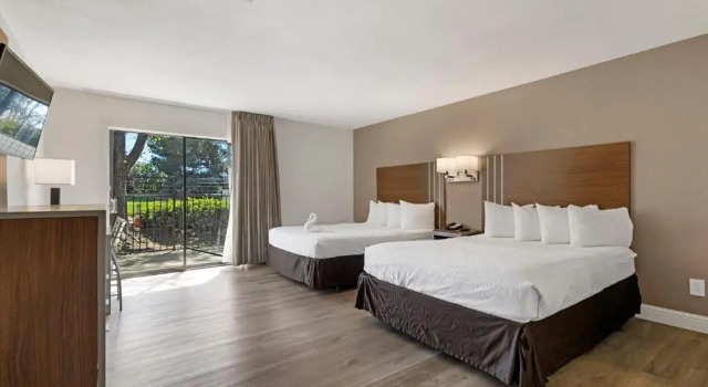 Четырёхместный номер Standard Heritage Inn Express Roseville