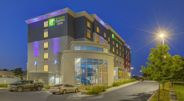 Holiday Inn Express & Suites - Woodstock, ON CANADA, Book Hotel  