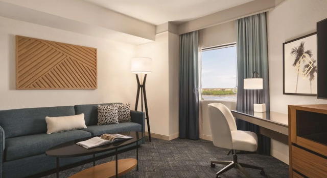 Двухместный люкс Accessible Patio DoubleTree by Hilton Tampa Rocky Point Waterfront