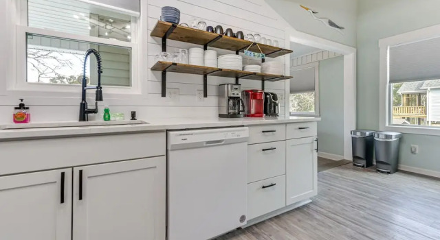 Коттедж Oak Island Home w/ Pool: Walk to Long Beach!