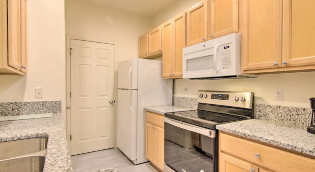 Апартаменты с 2 комнатами Porch & Community Perks: Walkable Lewes Condo
