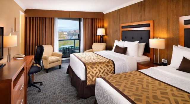 Четырёхместный номер Standard с балконом и с видом на парк Best Western PLUS Inner Harbour Hotel