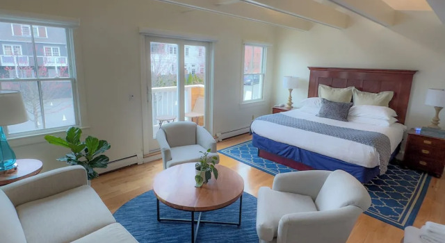 Люкс с балконом и с видом на город Harborside Inn