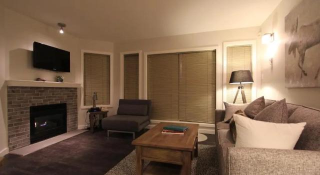 Апартаменты Deluxe Glaciers Reach by Whistler Retreats