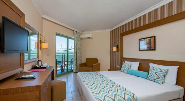 Standardowy dwuosobowy pokój i balkonem İz Flower Side Beach Hotel