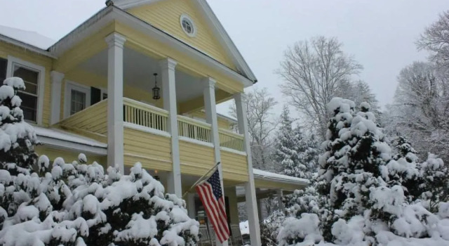 The Yellow House on Plott Creek, Забронировать Отель «постель и завтрак» Мегги-Вэлли Аппалачи