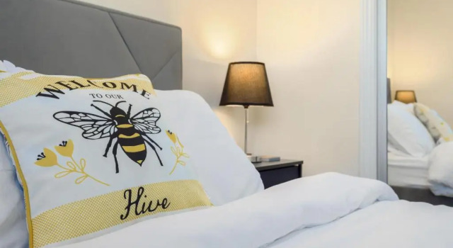 Luxury King Bed Projector Room near Beach & Disneyland, Забронировать Отель Хантингтон-Бич 