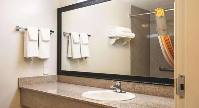 Номер Standard с видом на горы La Quinta Inn by Wyndham Vancouver Airport