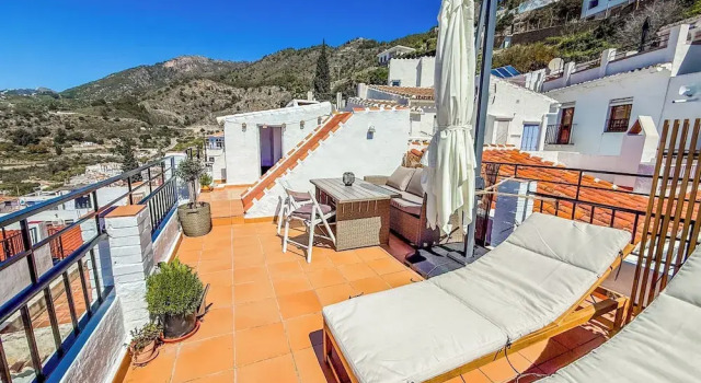Two bed House With Roof Terrace in the Beautiful Village of Frigiliana, Prenota Casa vacanze Hotel a Axarquía con parcheggio, Parcheggio