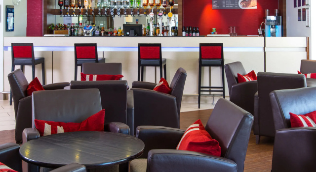 Holiday Inn Express Glasgow Airport, Book Hotel Hoteller i Paisley med parkering, Parkering