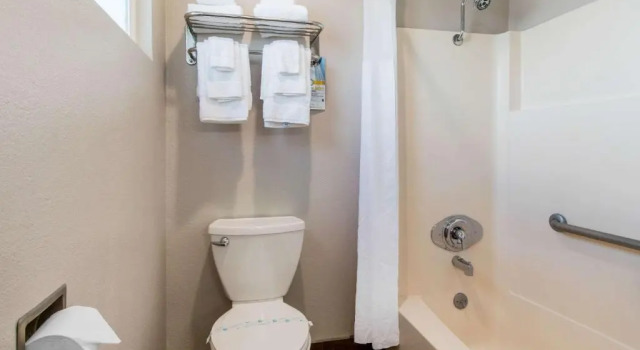 Четырёхместный номер Standard Ramada Bayside Inn & Suites Eureka