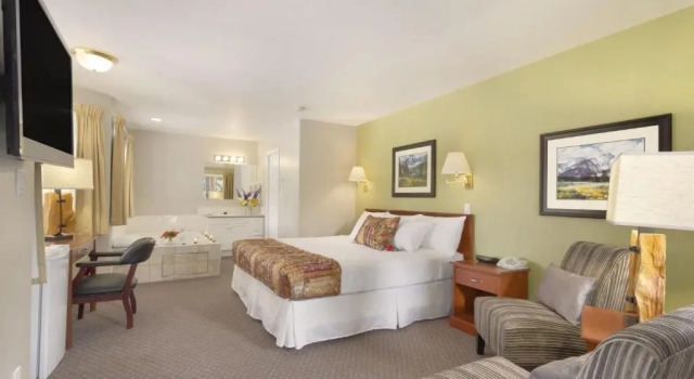 Двухместный люкс Travelodge by Wyndham Golden Sportsman Lodge