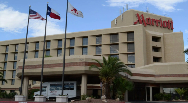 Standard- dobbelt i kælderen værelse med udsigt over poolen El Paso Marriott